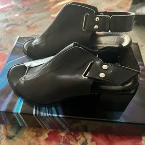 Black leather sandals with small heel size 37 top shop brand bought at Nordstrom